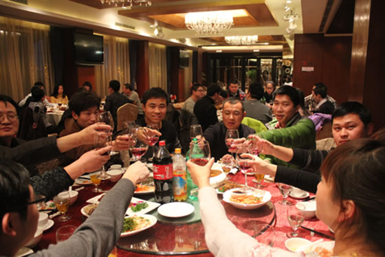 共同舉杯祝愿明天會(huì)更好